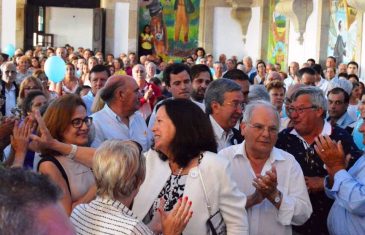 Elisa Ferraz recebe banho de multidão