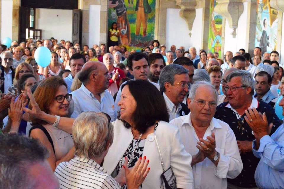 Elisa Ferraz recebe banho de multidão Elisa Ferraz recebe banho de multidão