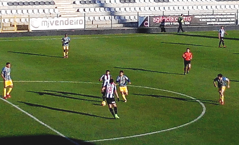 Varzim com triunfo magro (1-0) sobe na classificação