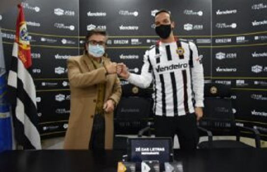 Varzim assina com André Leão