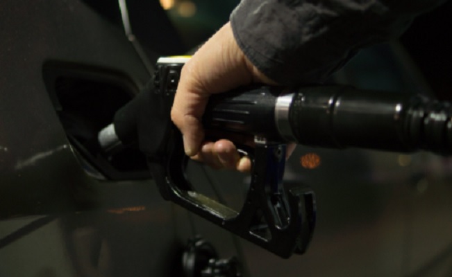 Preço da gasolina desce pela primeira vez este ano