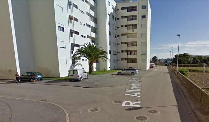 Fogo em automóvel apagado por moradores