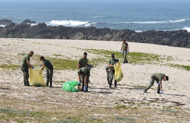 Escola de Serviços limpou praia de Quião (Póvoa)