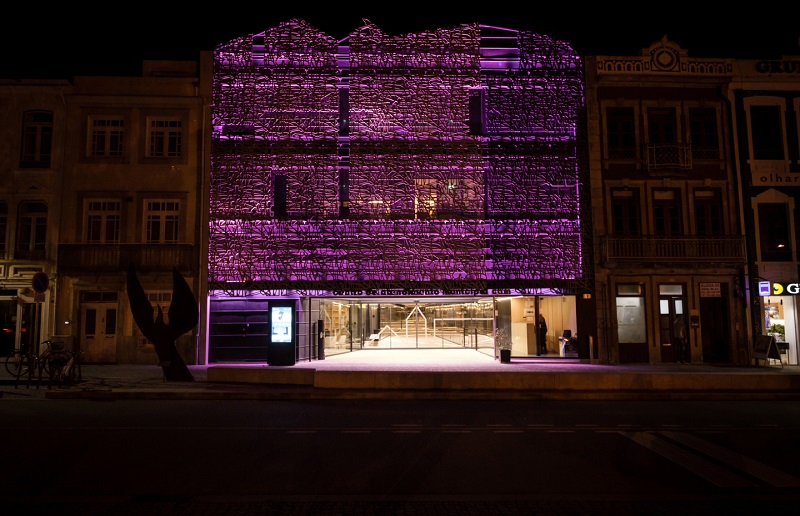 CAM da Póvoa de Varzim iluminado de rosa até 30 de outubro CAM da Póvoa de Varzim iluminado de rosa até 30 de outubro