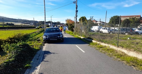 Carro ficou estacionado na ciclovia em S. Pedro de Rates