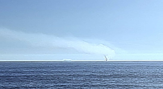 Embarcação a arder no mar ao largo da costa da Póvoa