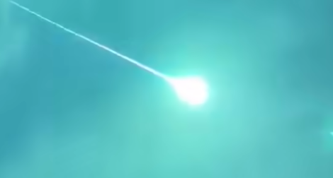 Rasto de luz nos céus de Portugal