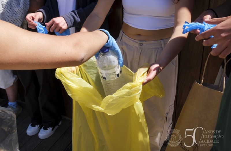 Paria da Póvoa limpa por alunos