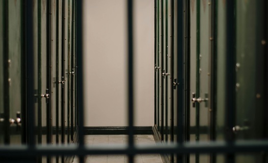 Mulher é apanhada a levar droga para prisão e acaba na cadeia Mulher é apanhada a levar droga para prisão e acaba na cadeia